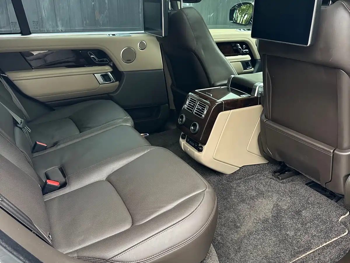 Land Rover Range Rover 2021 3.0 L6 Heritage Extended Classic Edition фото 10