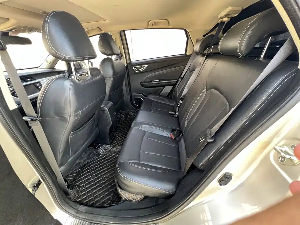 Фото 10 - Geely Vision X3