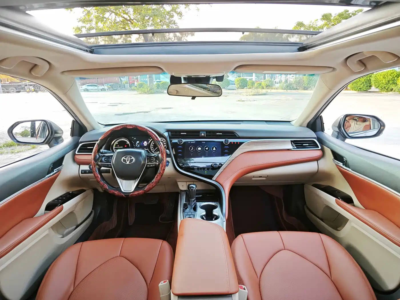 Фото 10 - Toyota Camry