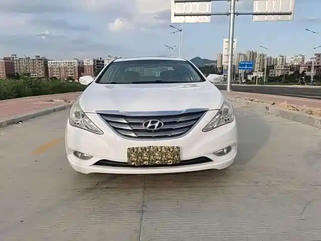 Hyundai Sonata 2011 2.0L Auto Premium Edition фото 2