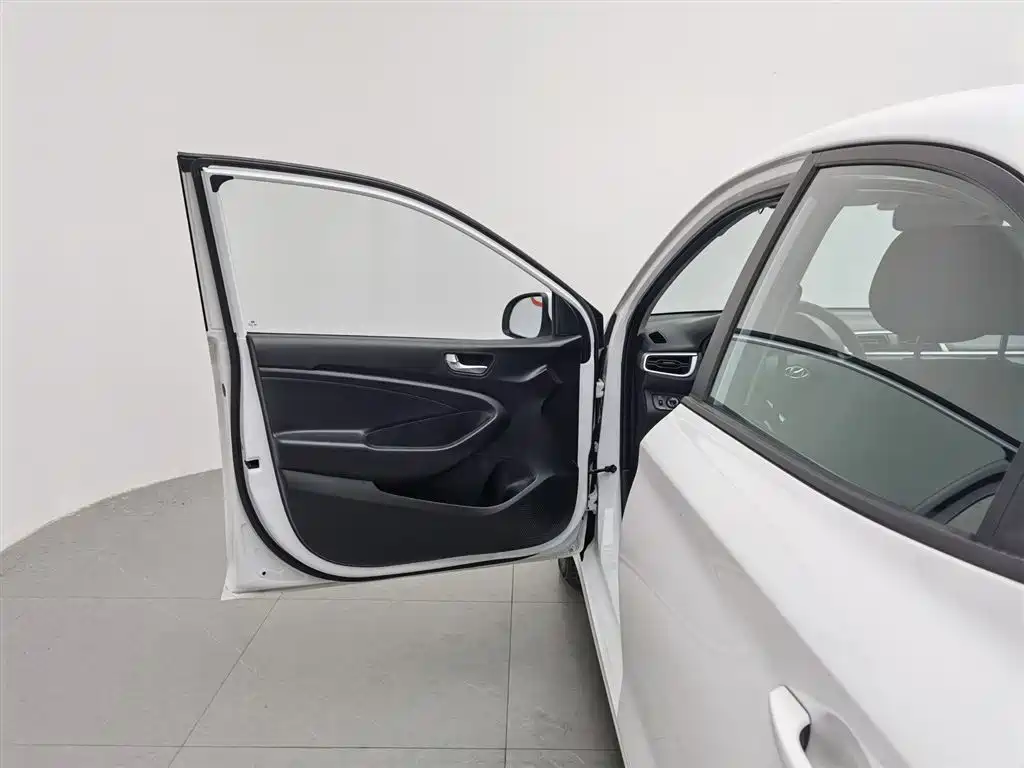 Hyundai Verna 2017 1.4L Manual Renewal Edition China VI фото 8