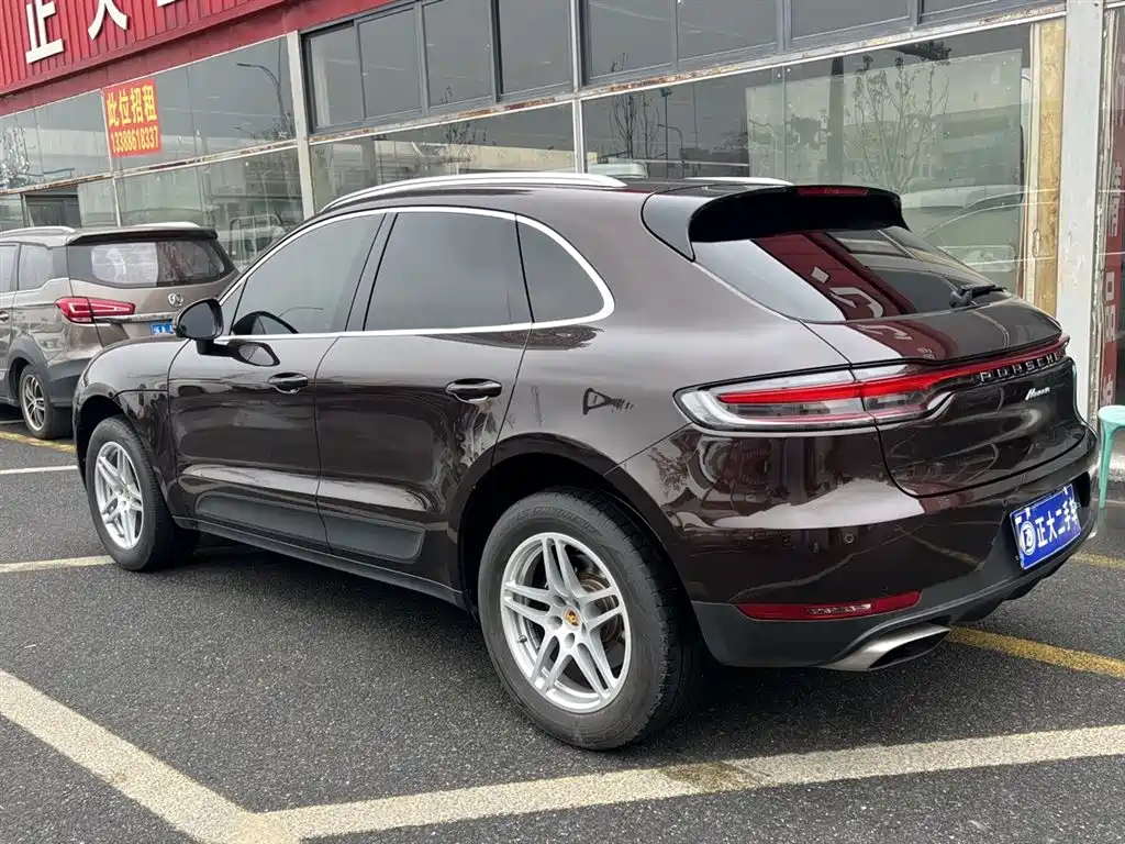 PORSCHE MACAN