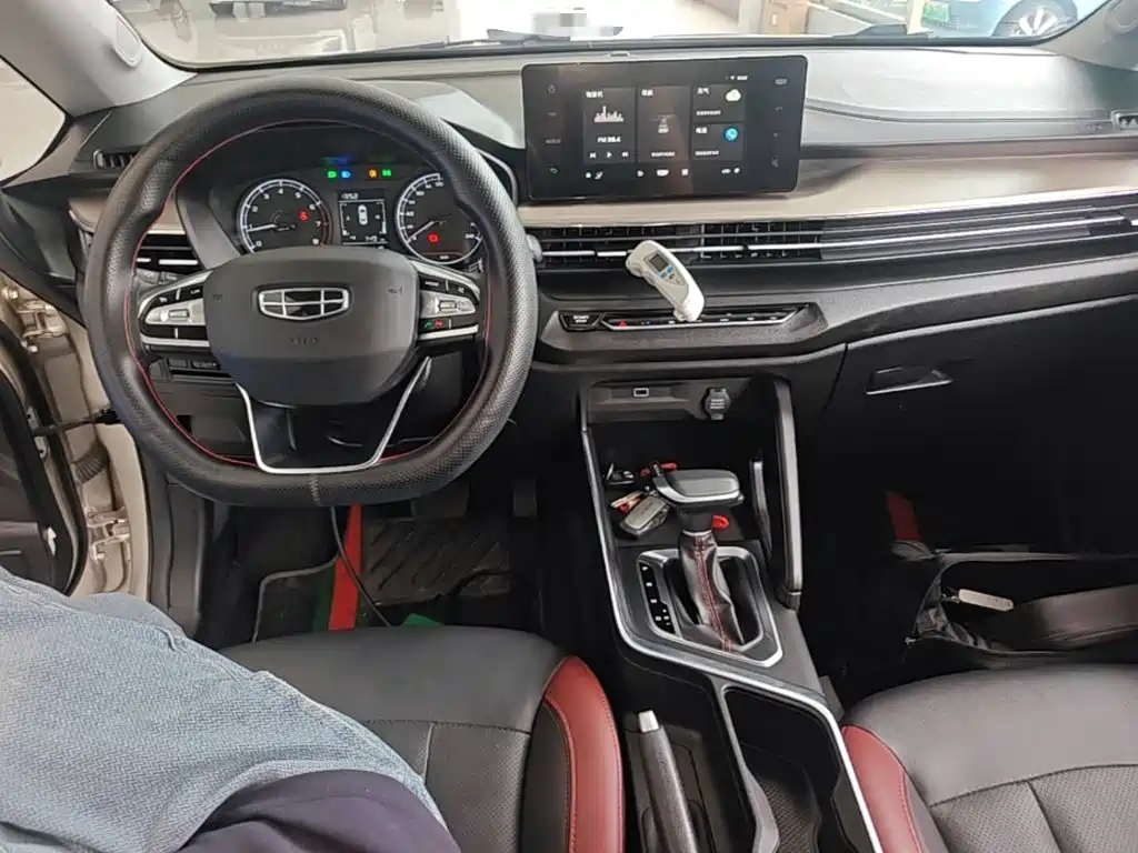 Фото 10 - Geely Vision X3