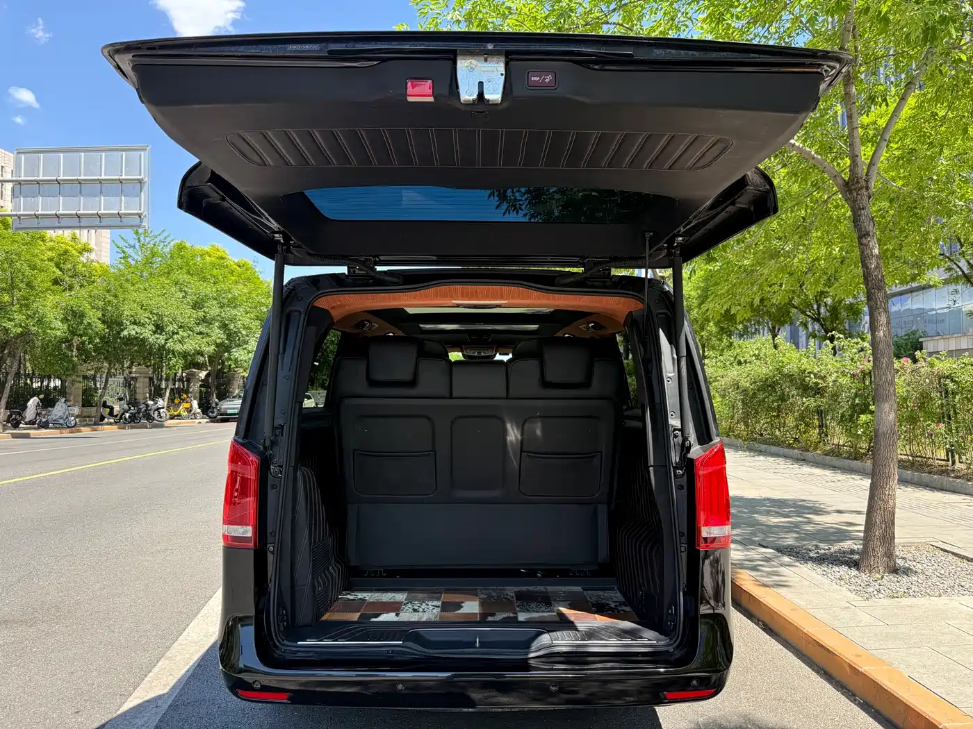 Mercedes-Benz V-Class 2017 Model V 260 L Premium Extended Edition фото 22