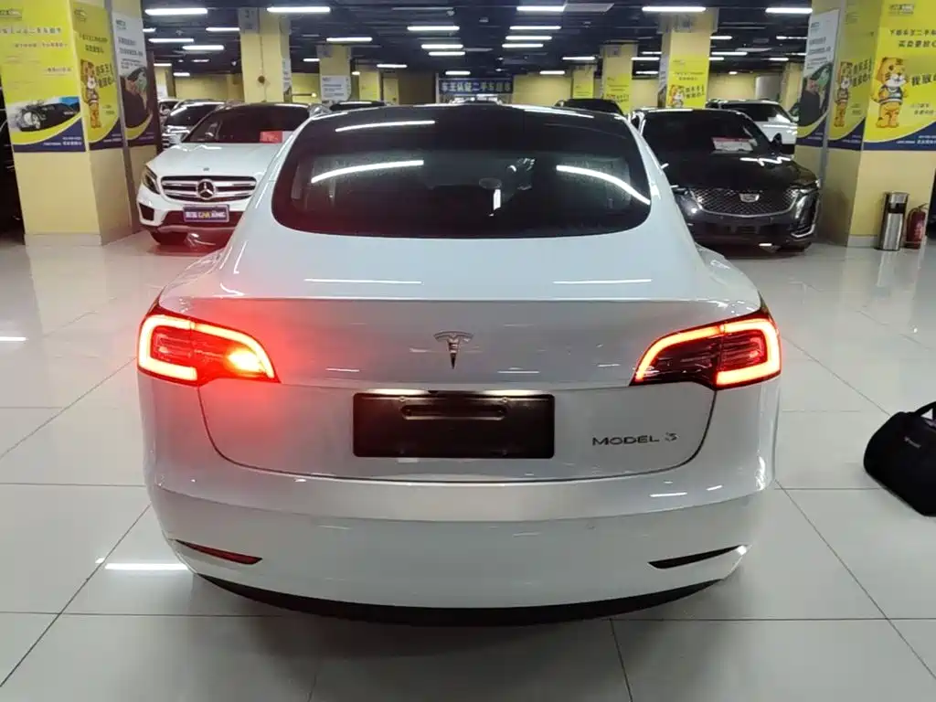 Фото 6 - Tesla Model 3