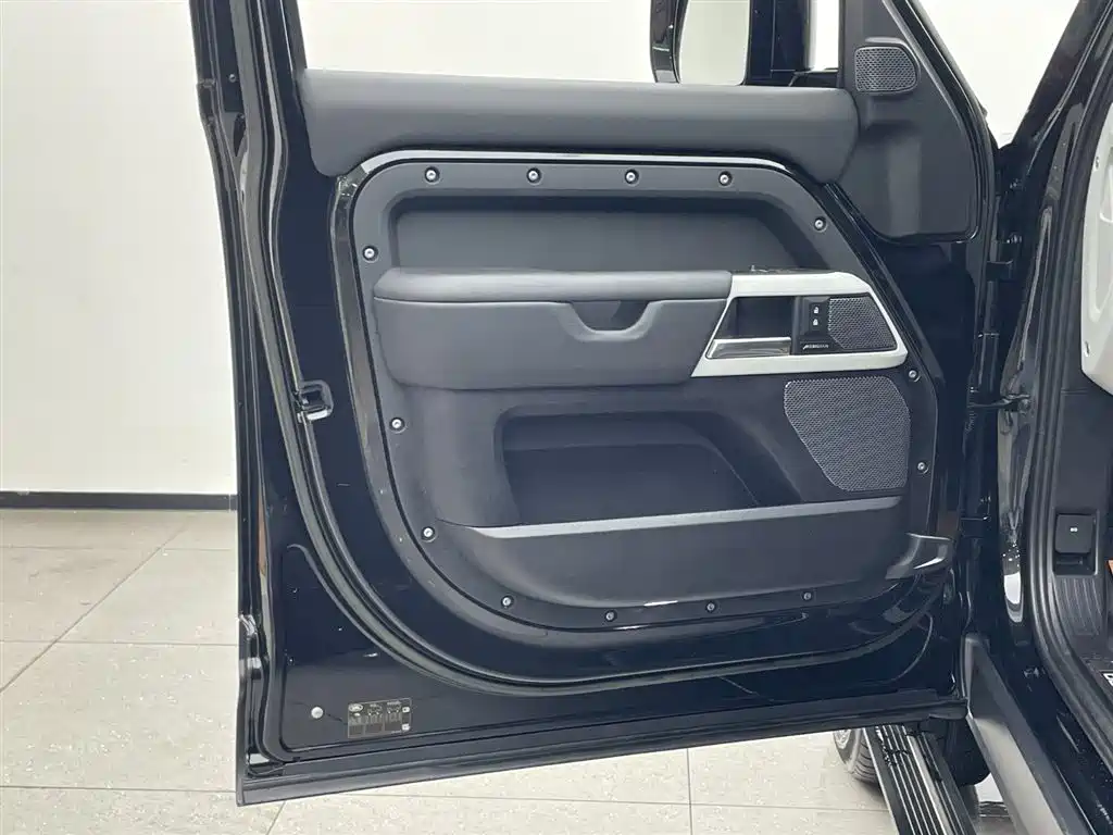 Land Rover Defender 2024 110 3.0T P400 XS фото 9