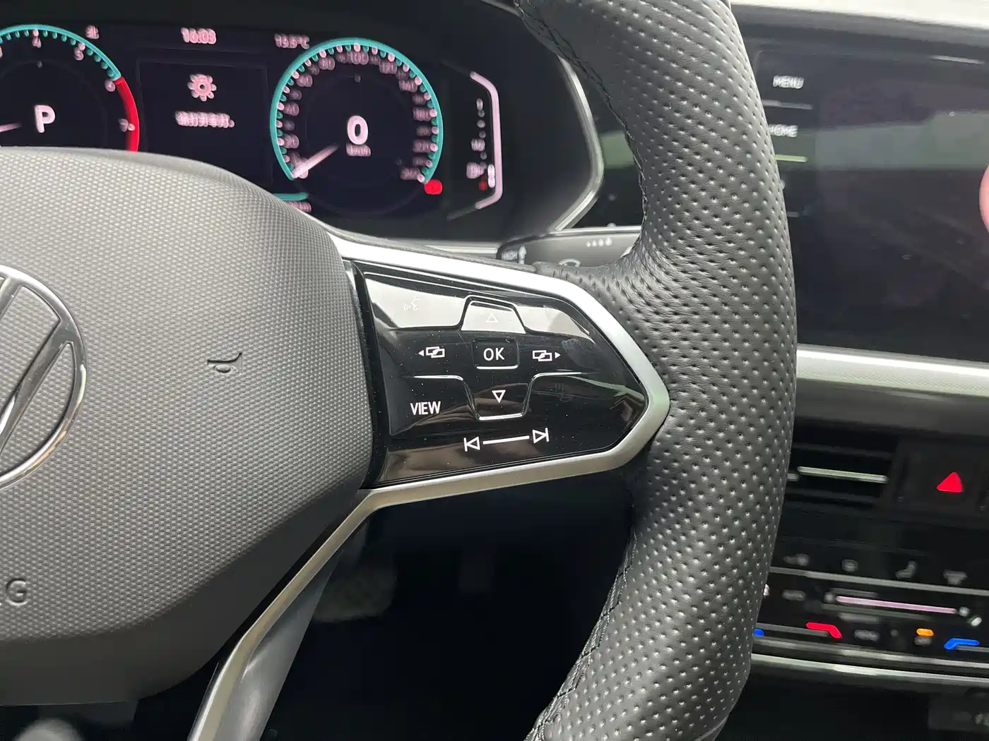 Volkswagen Passat 2022 330TSI Luxury Edition фото 22