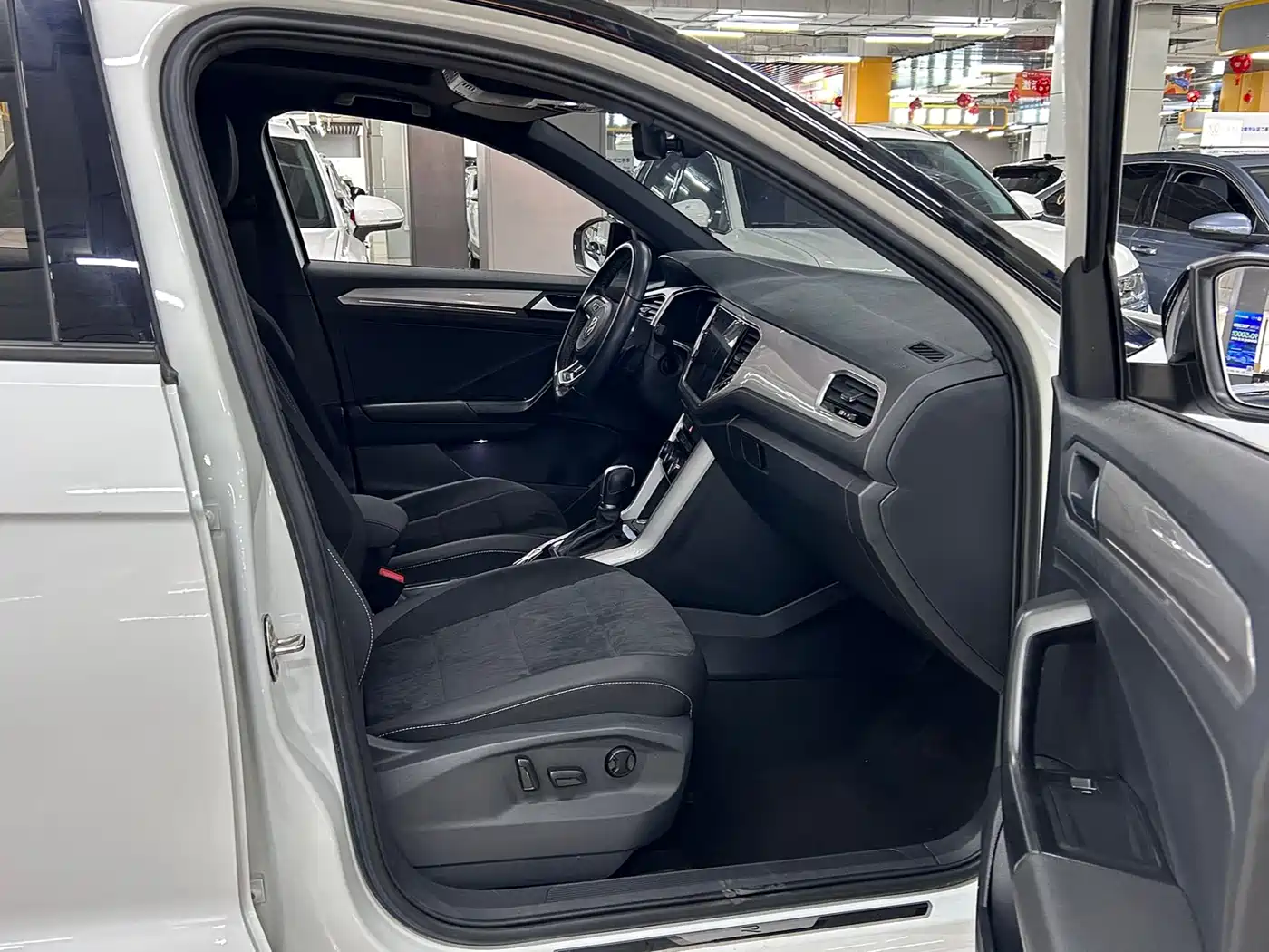 VOLKSWAGEN T ROC EXPLORING SONGS