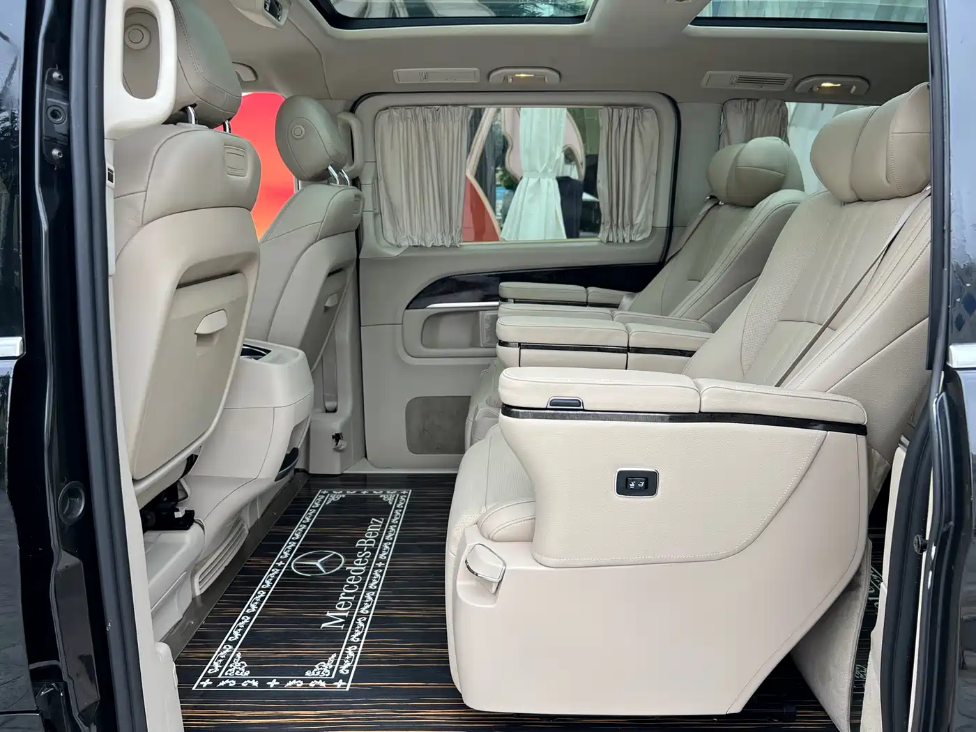 Mercedes-Benz V-Class 2017 Model V 260 L Premium Extended Edition фото 14