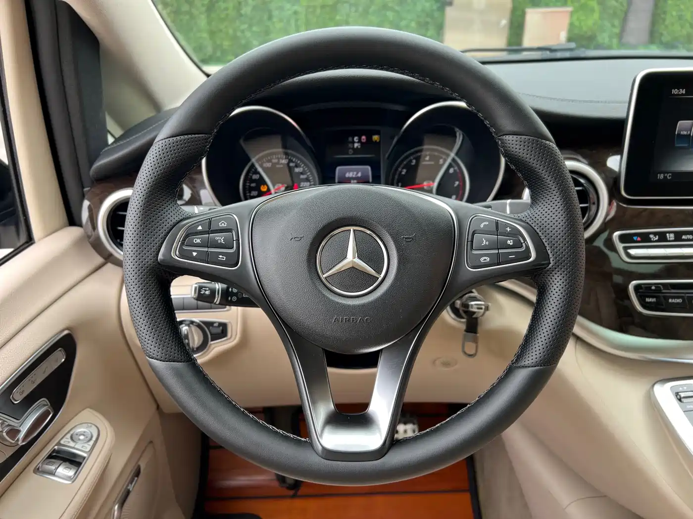 Mercedes-Benz V-Class 2017 Model V 260 L Premium Extended Edition фото 19