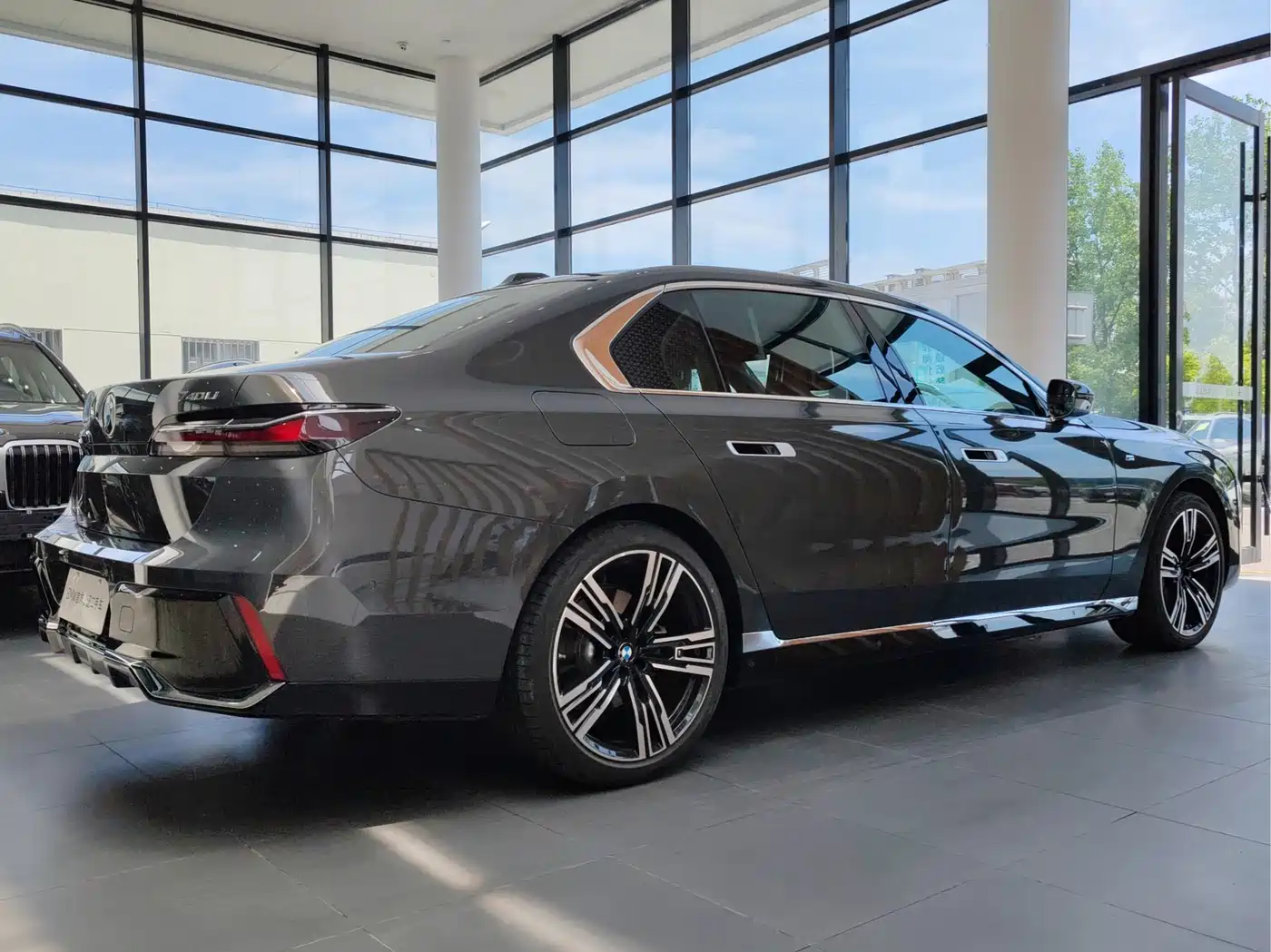 BMW 7 Series 2023 740Li Exclusive M Sport Package фото 5