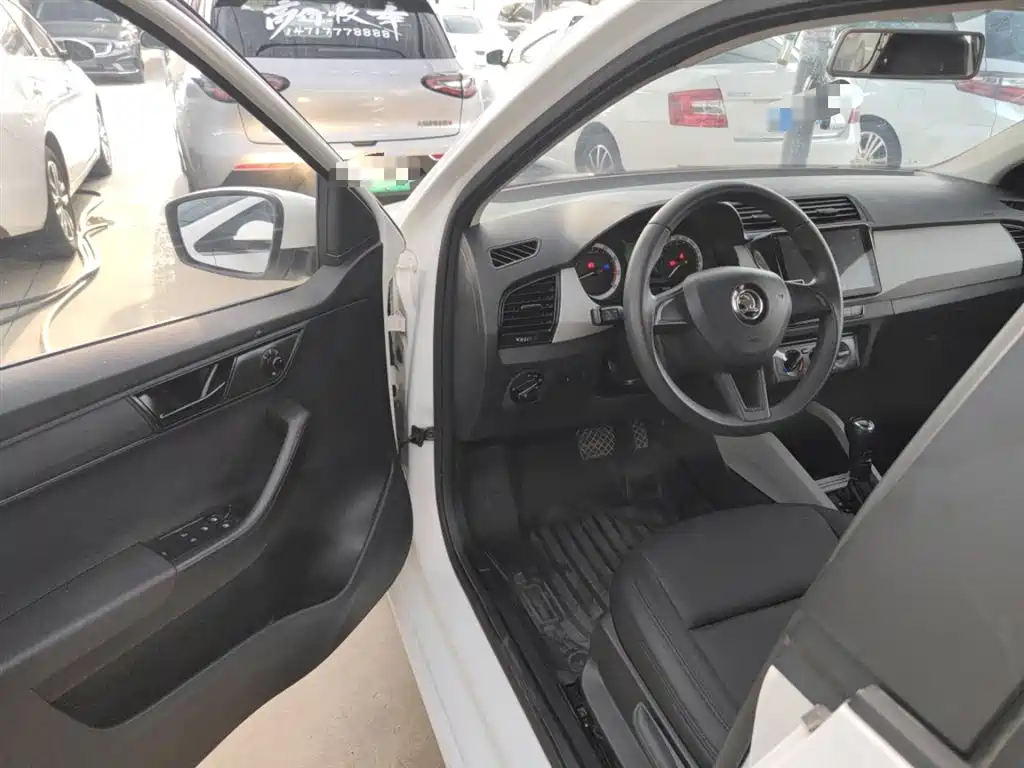 Škoda Fabia 2017 1.4L Auto Car Enjoy Edition фото 16