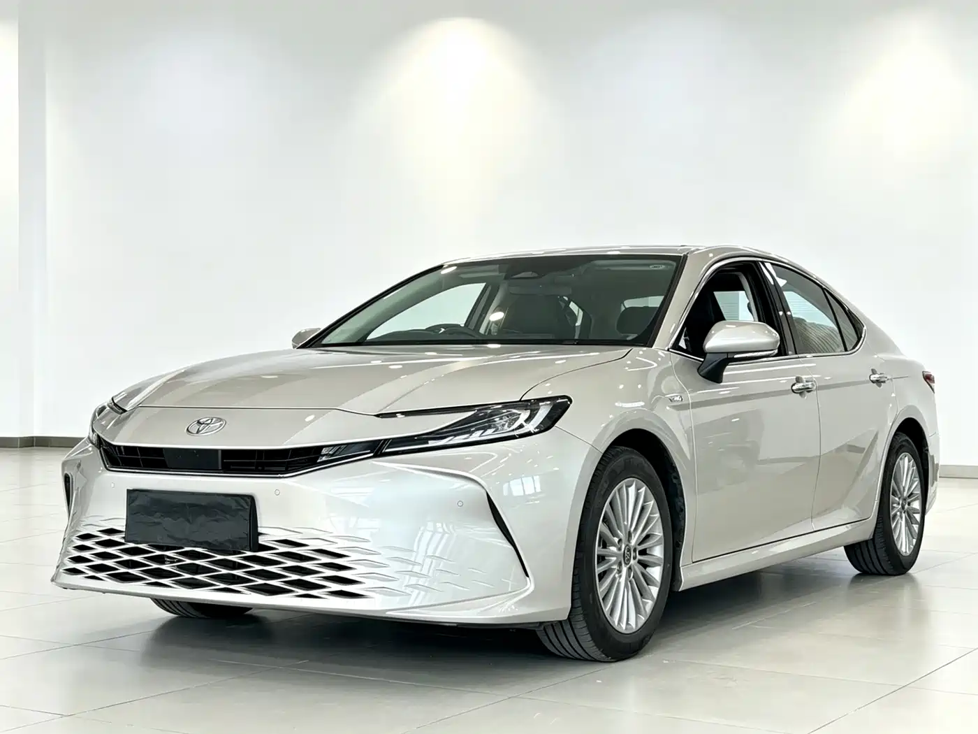 Toyota Camry 2024 Hybrid 2.0HGVP Luxury Edition фото 2