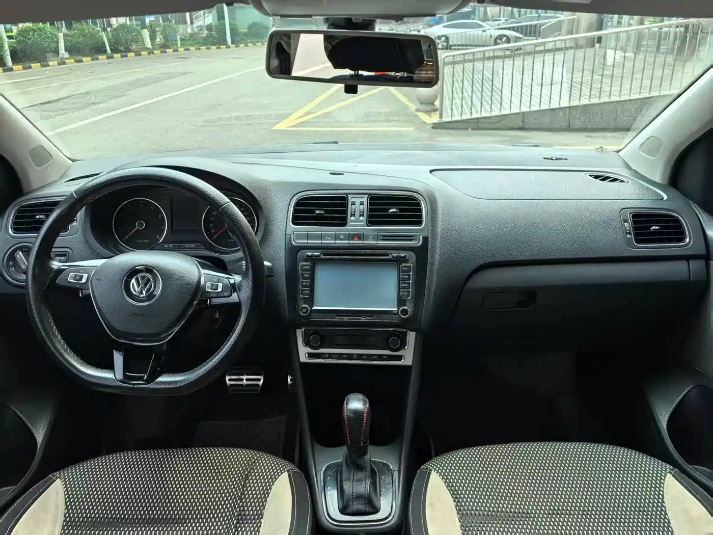Volkswagen Polo 2014 1.6L Cross Polo Automatic фото 9