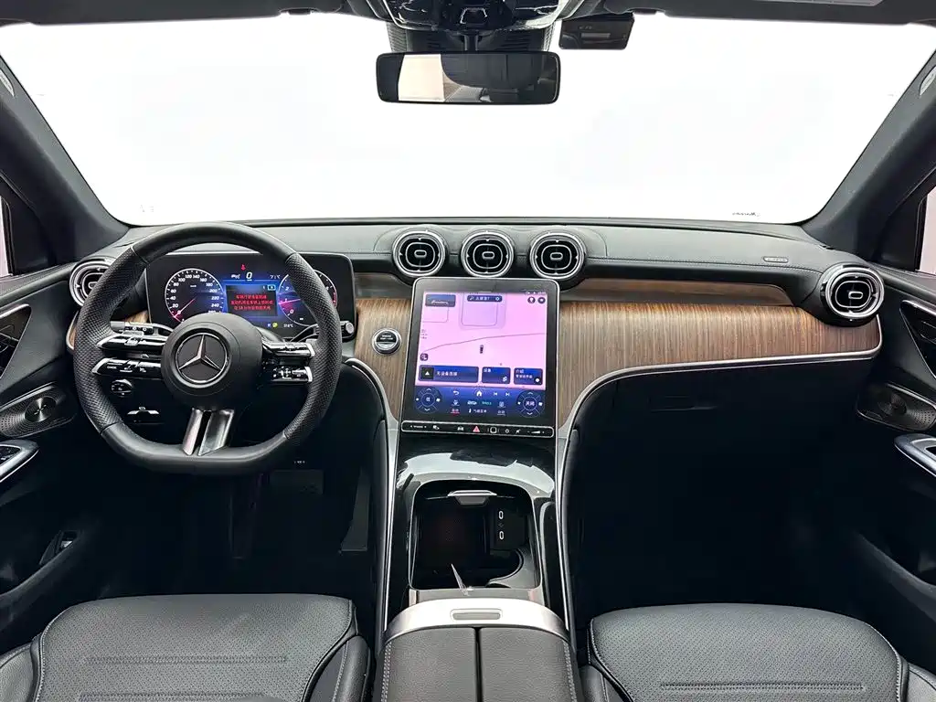 Mercedes-Benz GLC 2023 GLC 300 L 4MATIC Sport 5-Seater фото 10