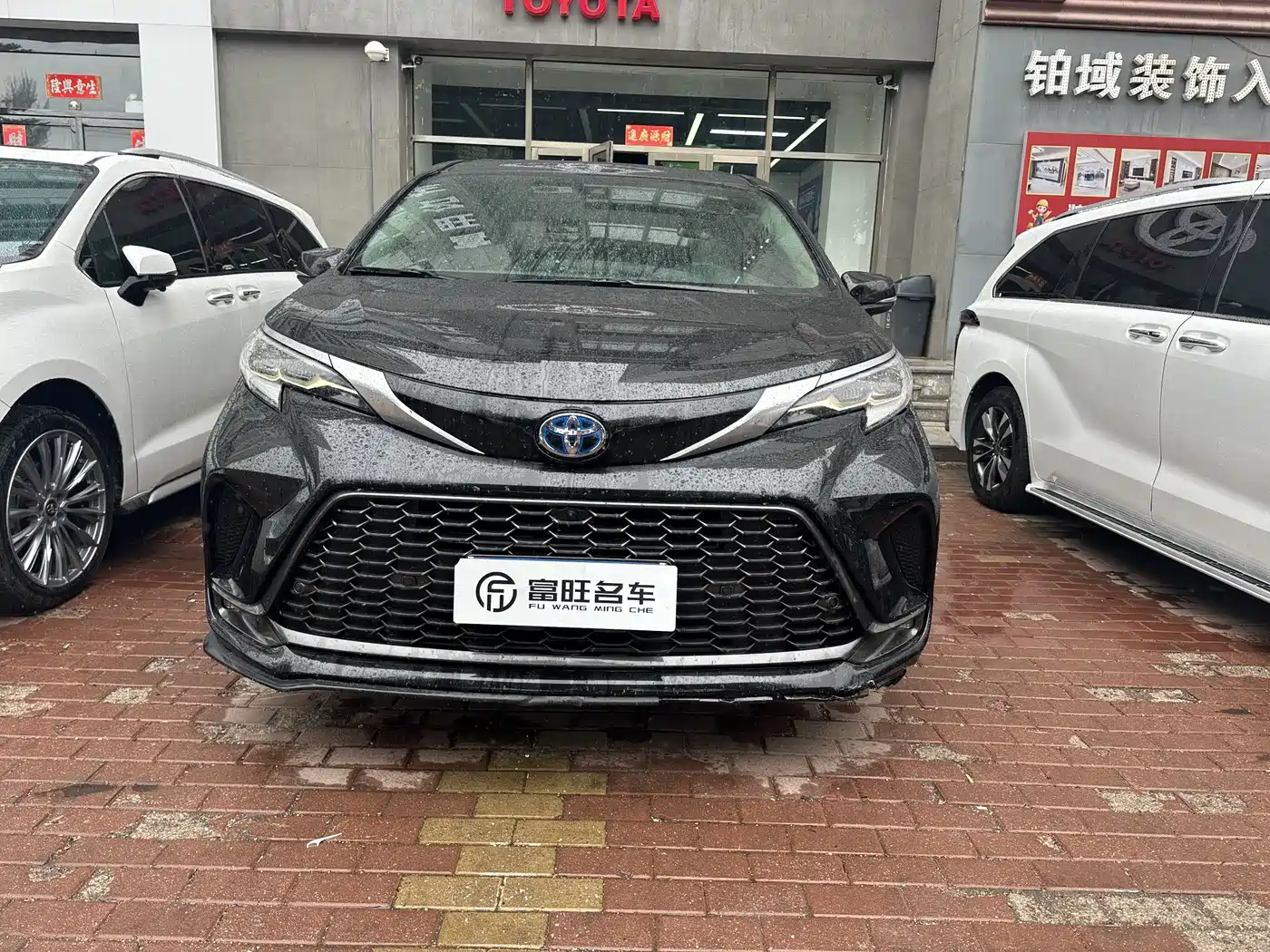 Toyota Granvia 2023 2.5L Hybrid Luxury Edition фото 2