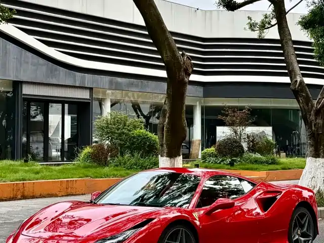 Ferrari F8 Tributo 3.9T V8