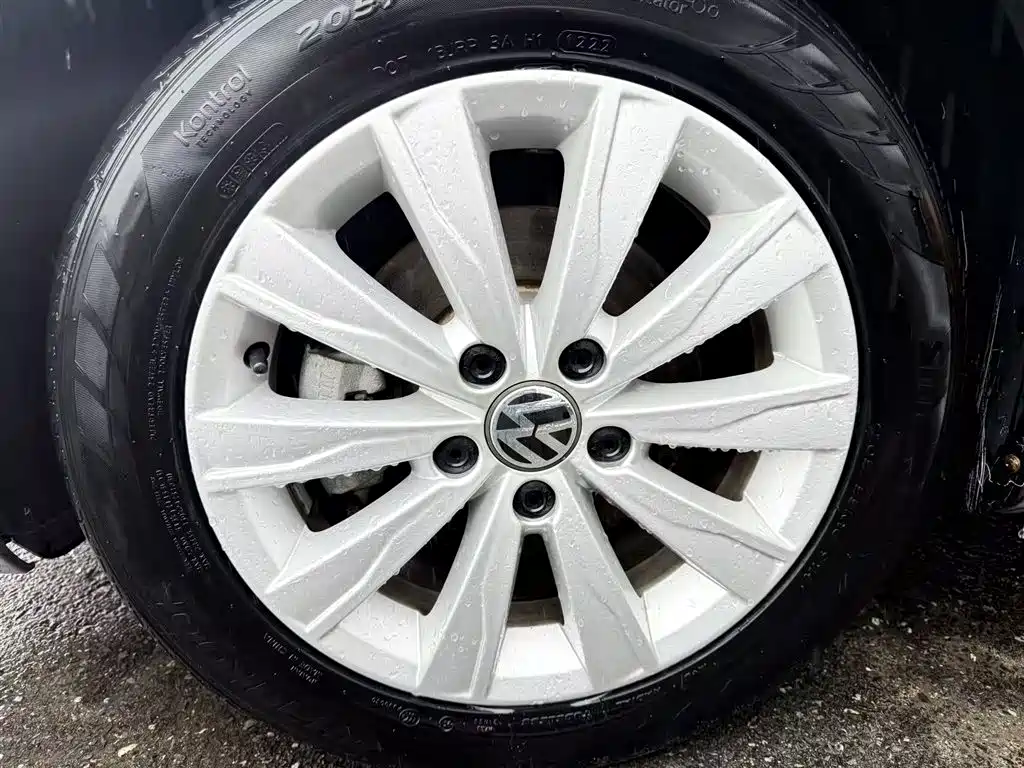 Volkswagen Sagitar 2015 1.6L Automatic Comfort фото 3