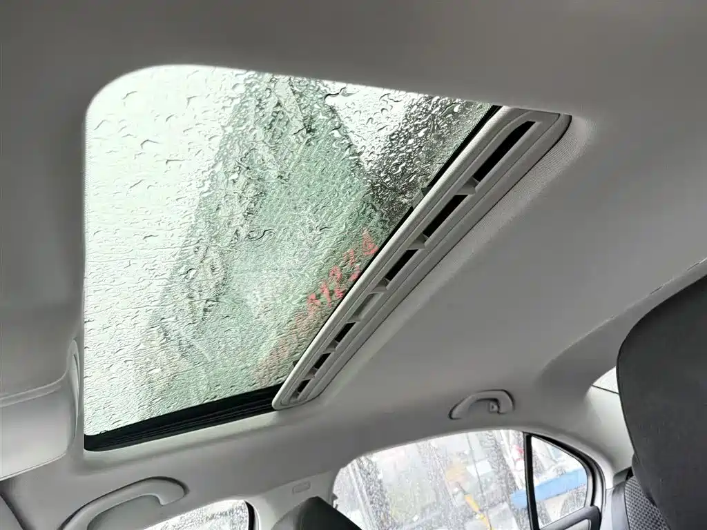 Volkswagen Sagitar 2015 1.6L Automatic Comfort фото 11