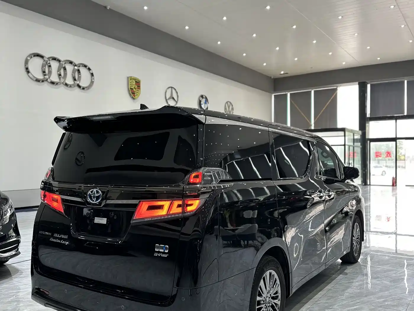 Toyota Vellfire 2023 Crown Hybrid 2.5L HV Premium фото 18
