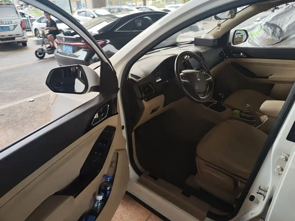 Baojun 730 2015 2014 1.5L Manual Luxury Navigation ESP Edition 7-Seater