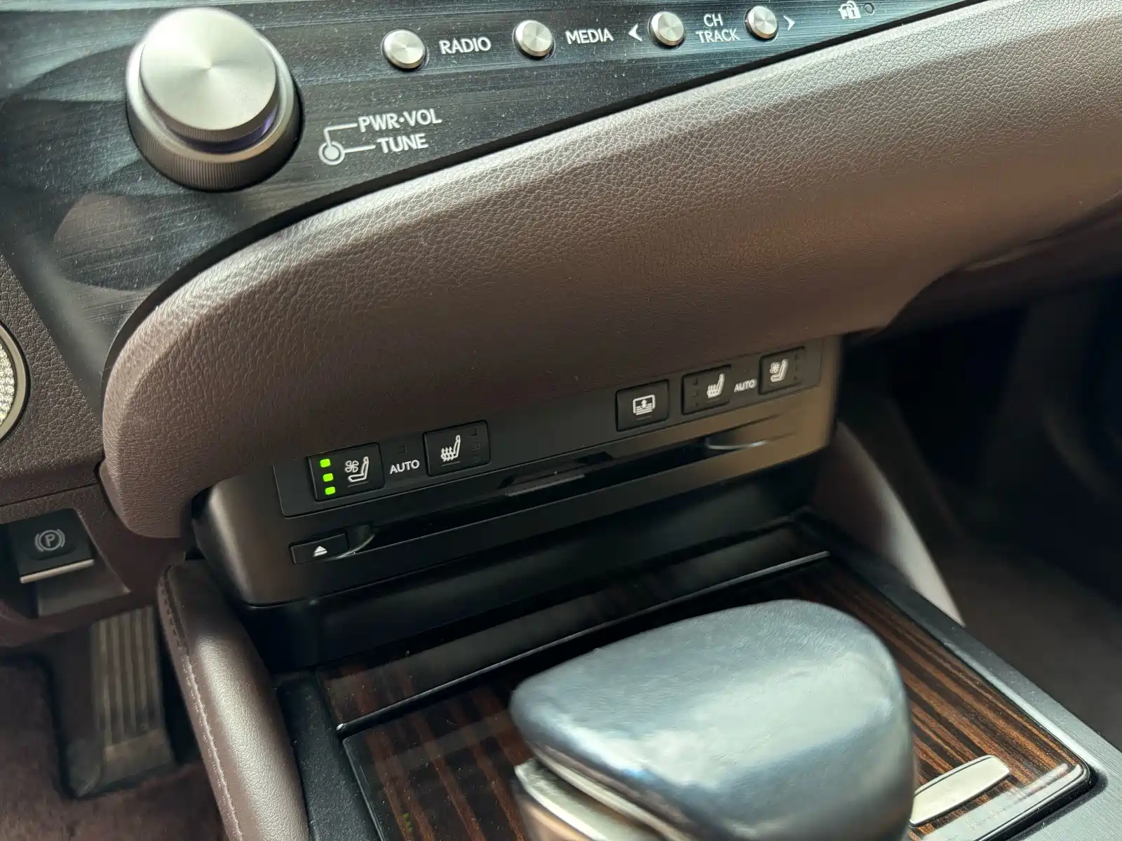 Фото 8 - Lexus ES