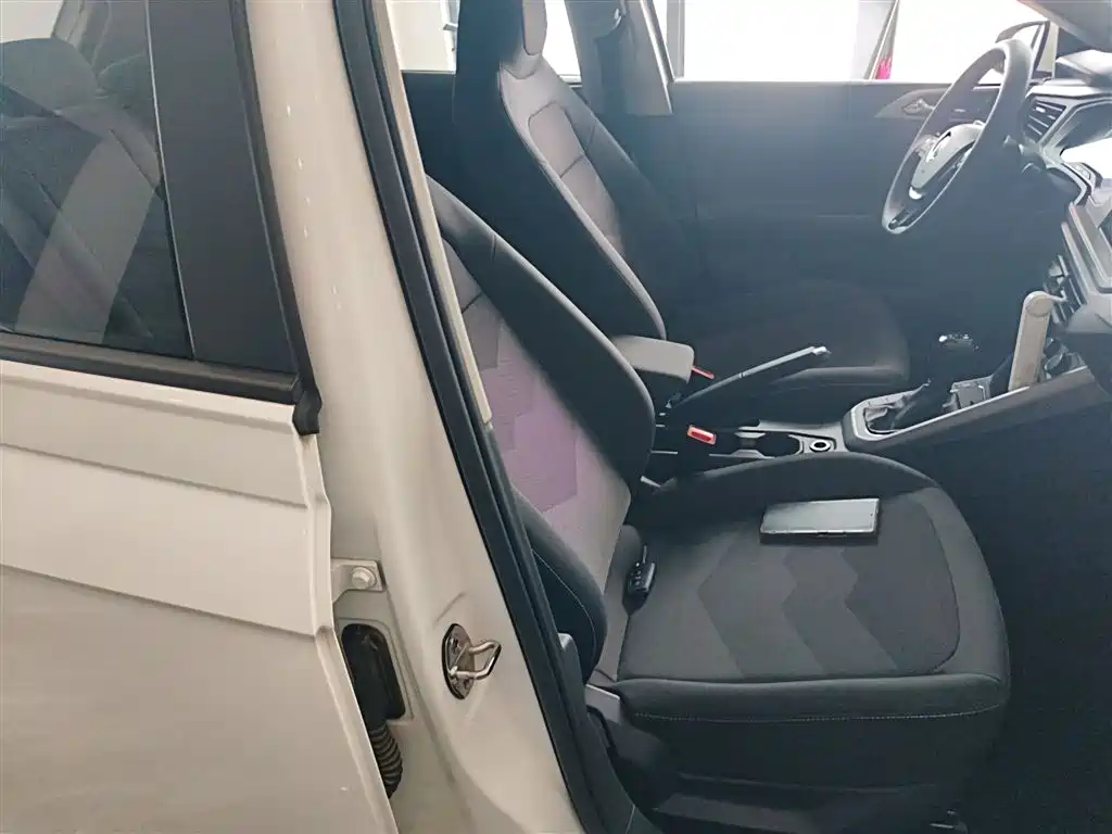 Volkswagen Polo 2019 Plus 1.5L Automatic Panorama Enjoyment Edition фото 25