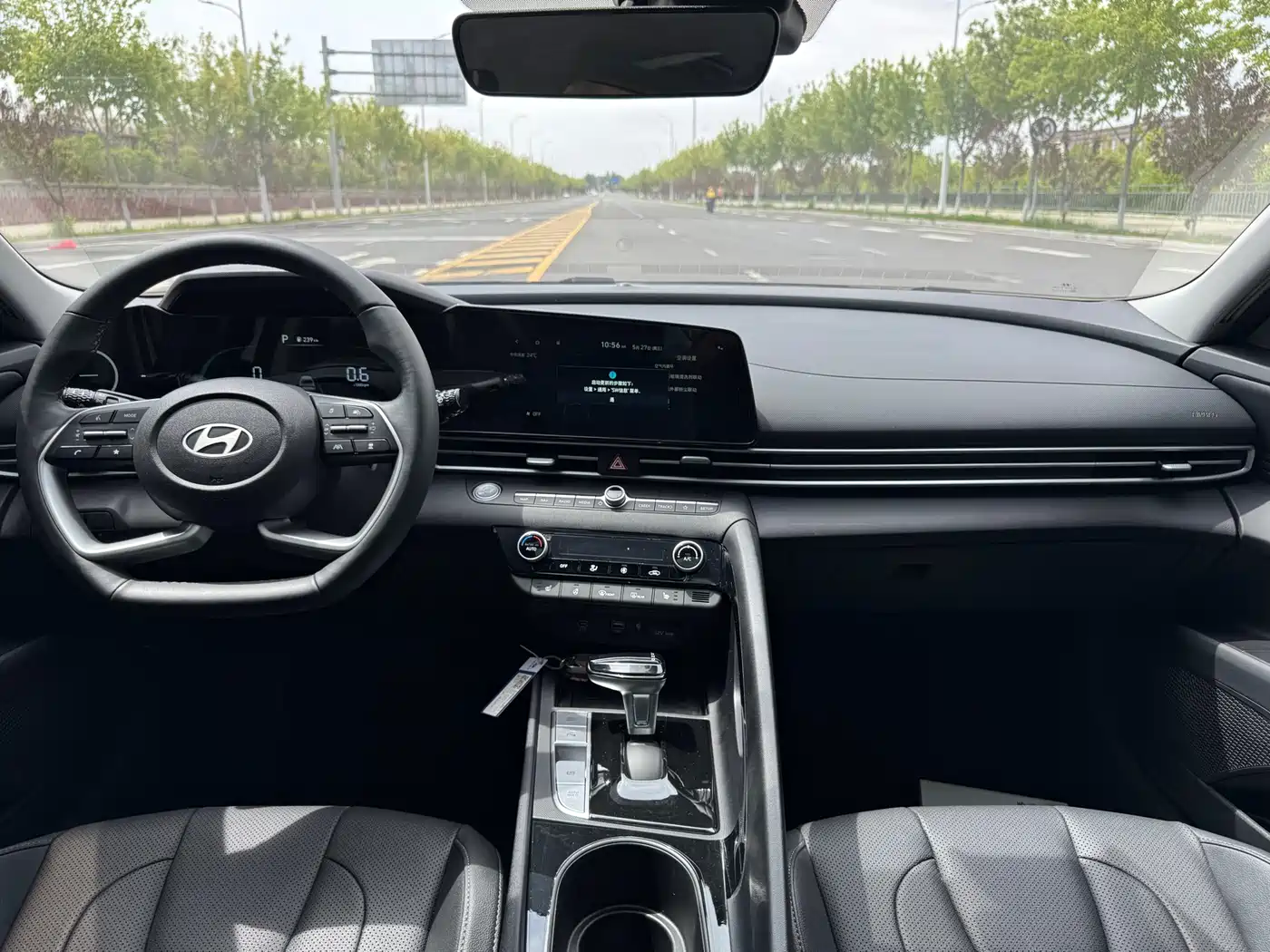 Hyundai Elantra 2023 Model 1.5L CVT LUX Premium Edition фото 13