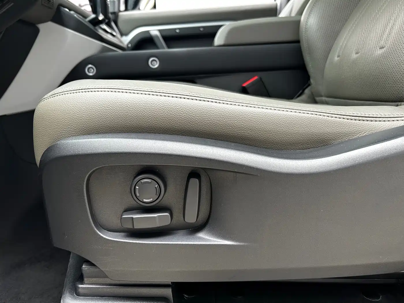 Land Rover Defender 2022 Model 90 3.0T P400 XS фото 7