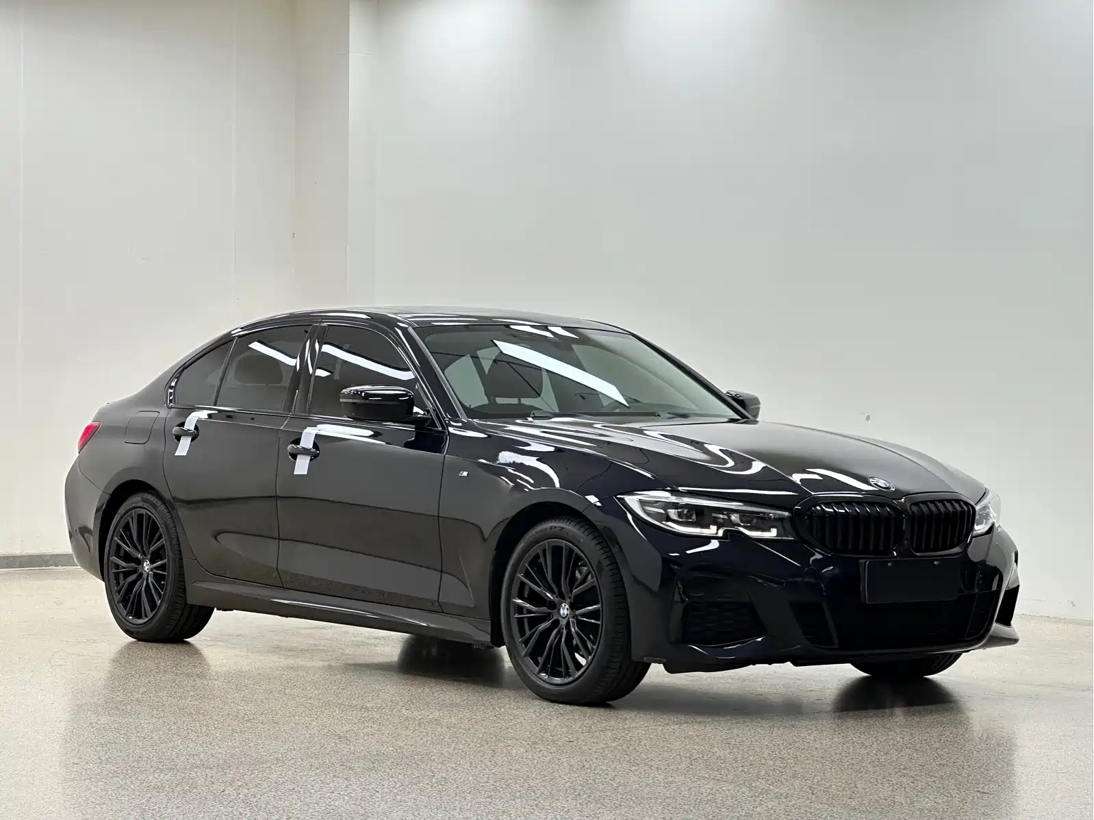 Photo 3 - BMW 3 Series