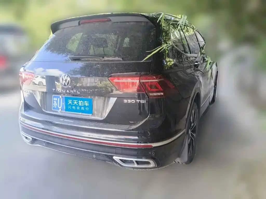 Photo 2 - Volkswagen Tiguan L