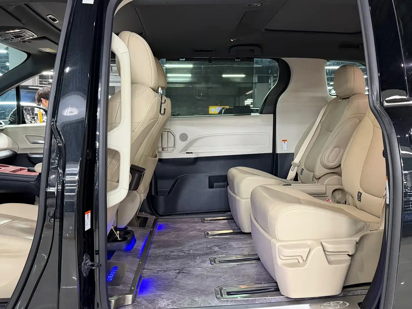 Toyota Granvia 2023 2.5L Hybrid Prestige PLUS Edition фото 8
