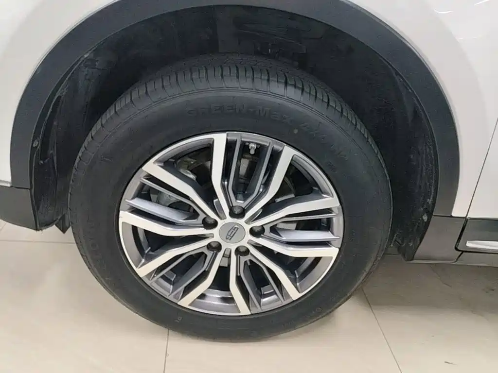 Фото 23 - Geely Atlas