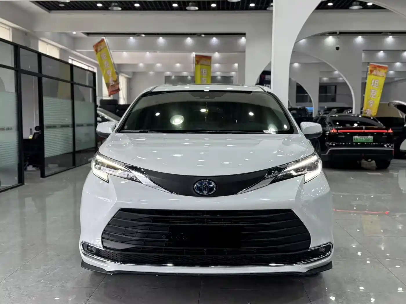 Toyota Sienna 2023 2.5L Hybrid Comfort Edition фото 2