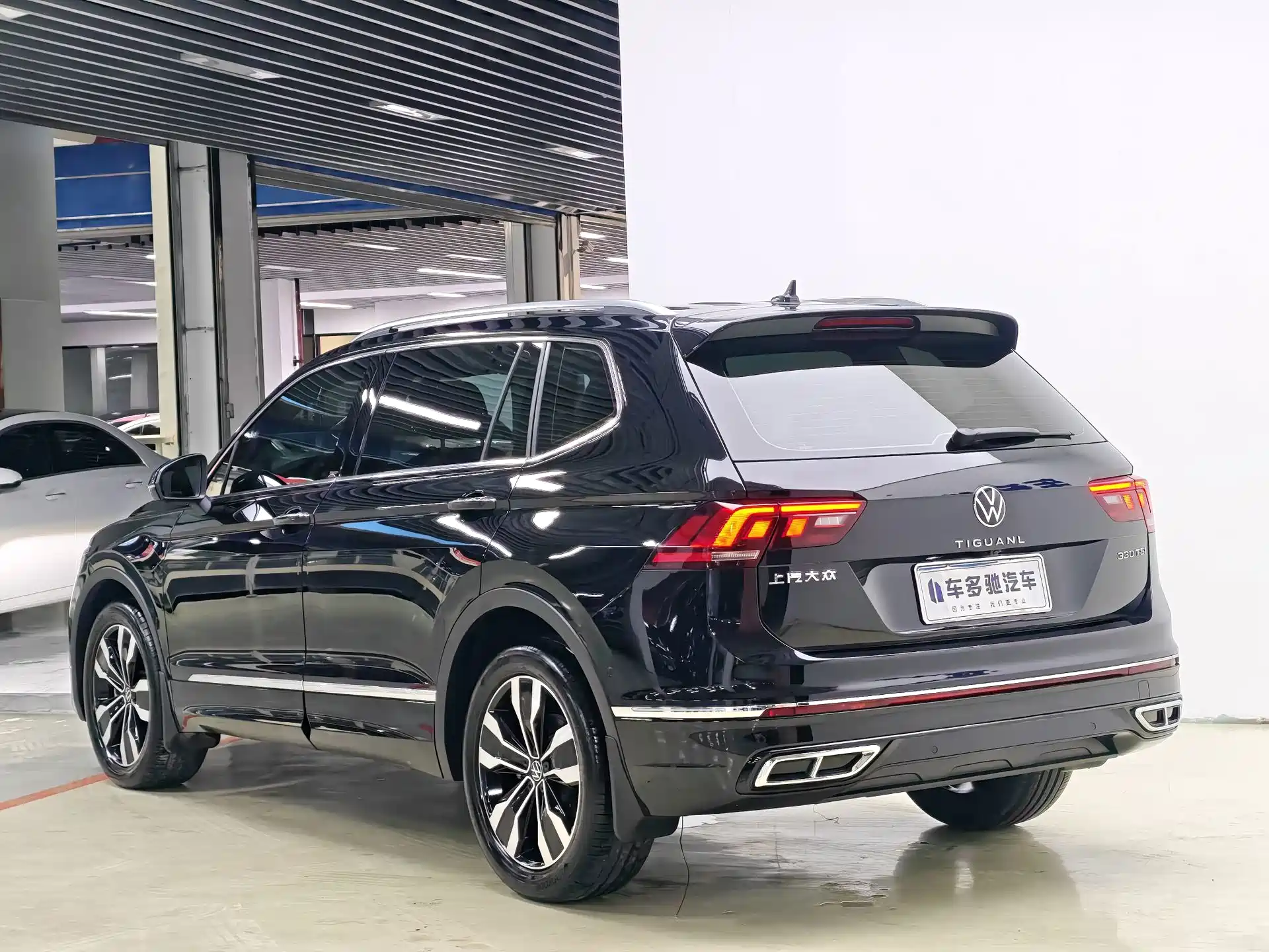 Photo 4 - Volkswagen Tiguan L
