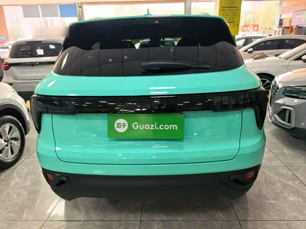 Фото 6 - Lynk & Co 01