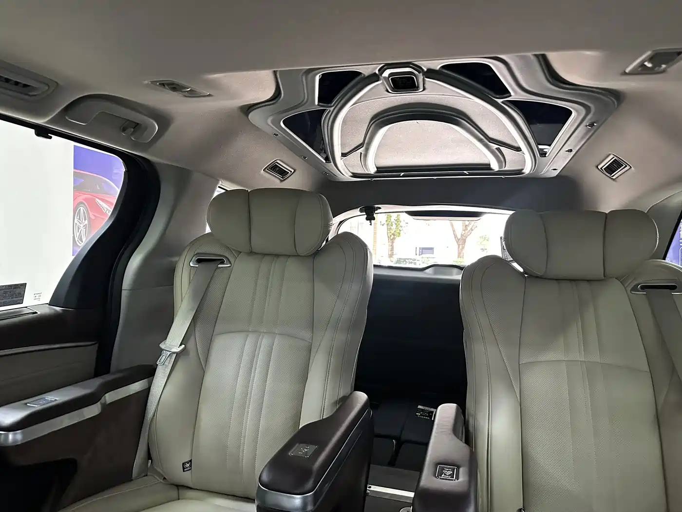 Toyota Granvia 2023 2.5L Hybrid Comfort Edition фото 18