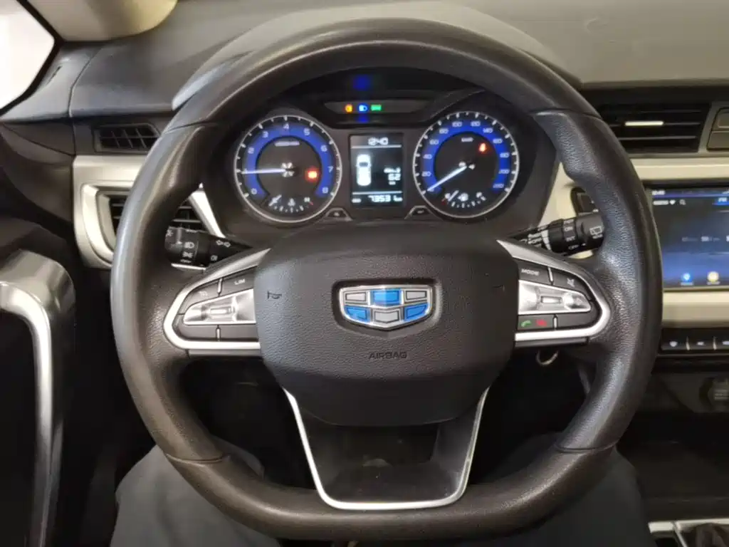 Фото 11 - Geely Vision X3