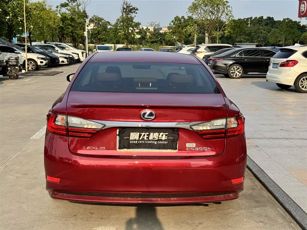 Photo 8 - Lexus ES