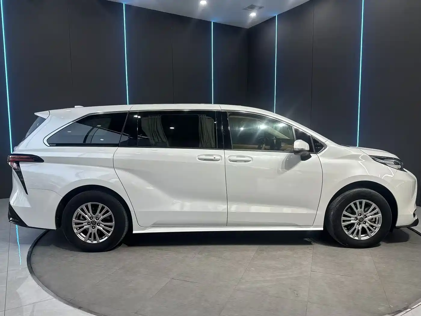 Toyota Sienna 2021 2.5L Hybrid Comfort Edition фото 4
