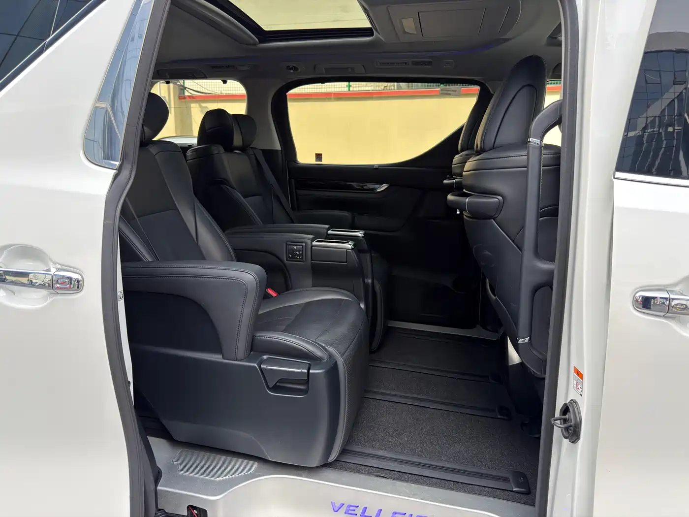 Toyota Vellfire 2023 Crown Hybrid 2.5L HV Luxury фото 11