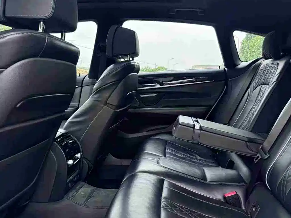 BMW 6 Series GT 2018 640i xDrive M Sport Package фото 6
