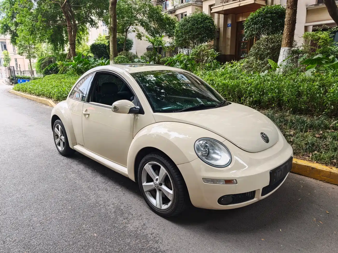 Volkswagen Beetle 2010 1.8T BlackOrange Luxury Edition фото 3