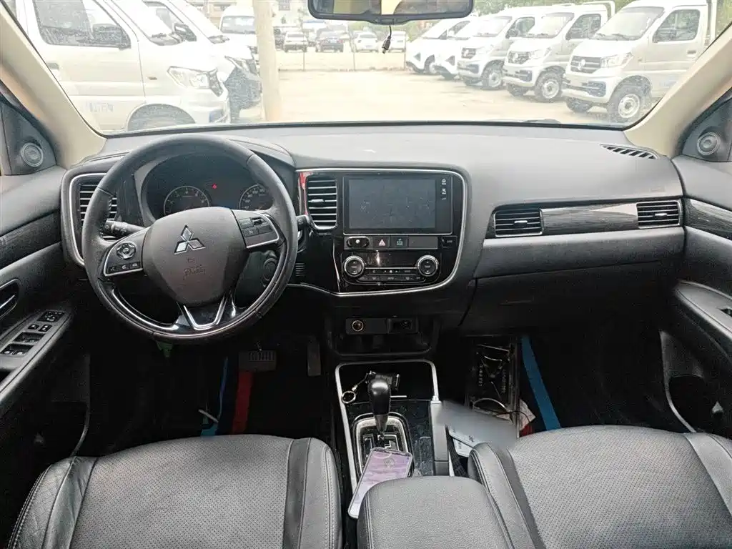 MITSUBISHI OUTLANDER