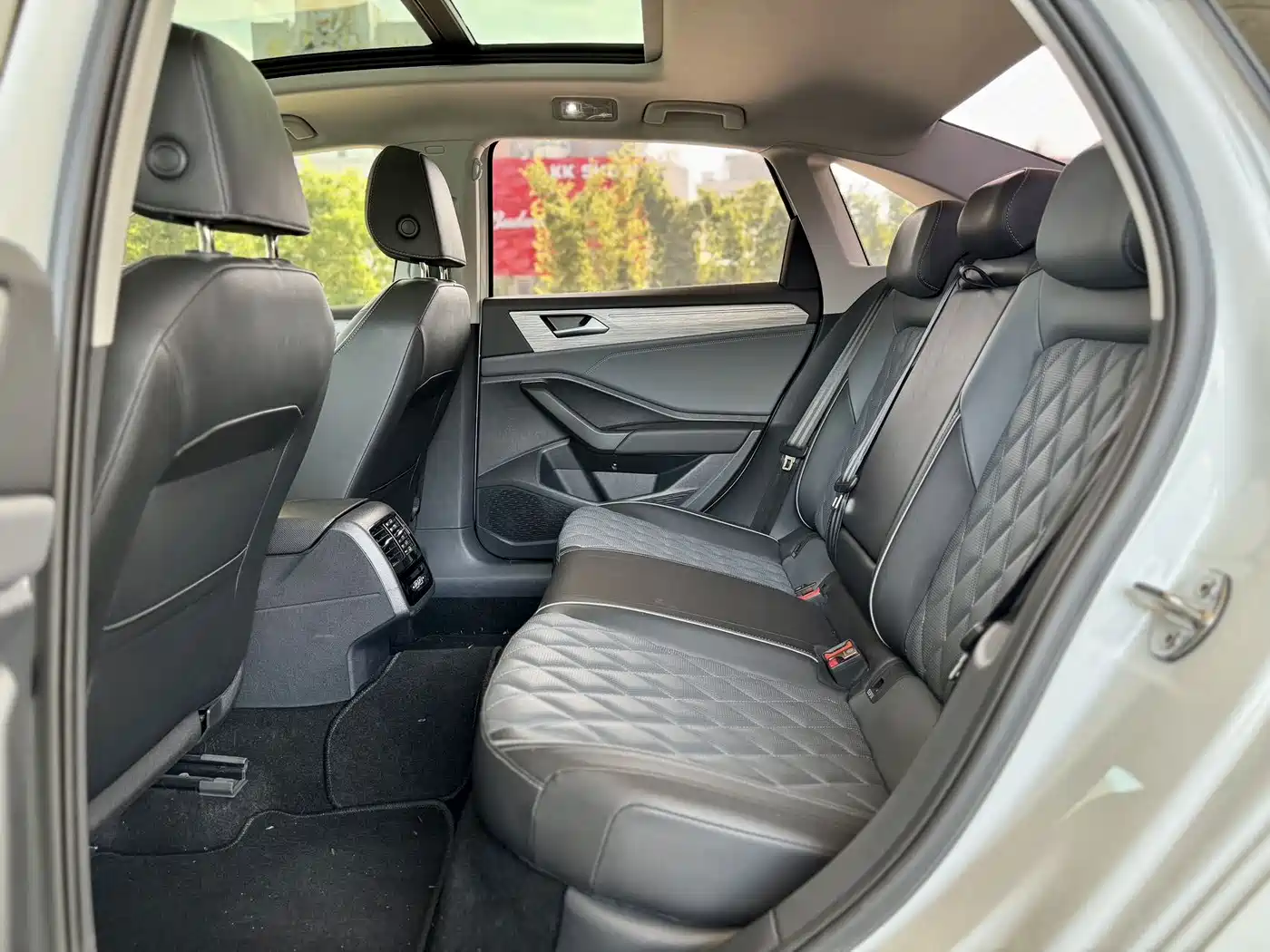 Volkswagen Sagitar 2023 300TSI DSG Excellence Edition фото 9