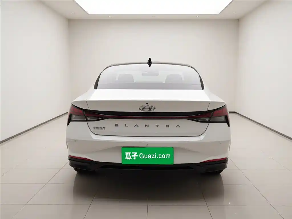 Hyundai Elantra 2021 1.5L CVT LUX Premium Edition фото 24