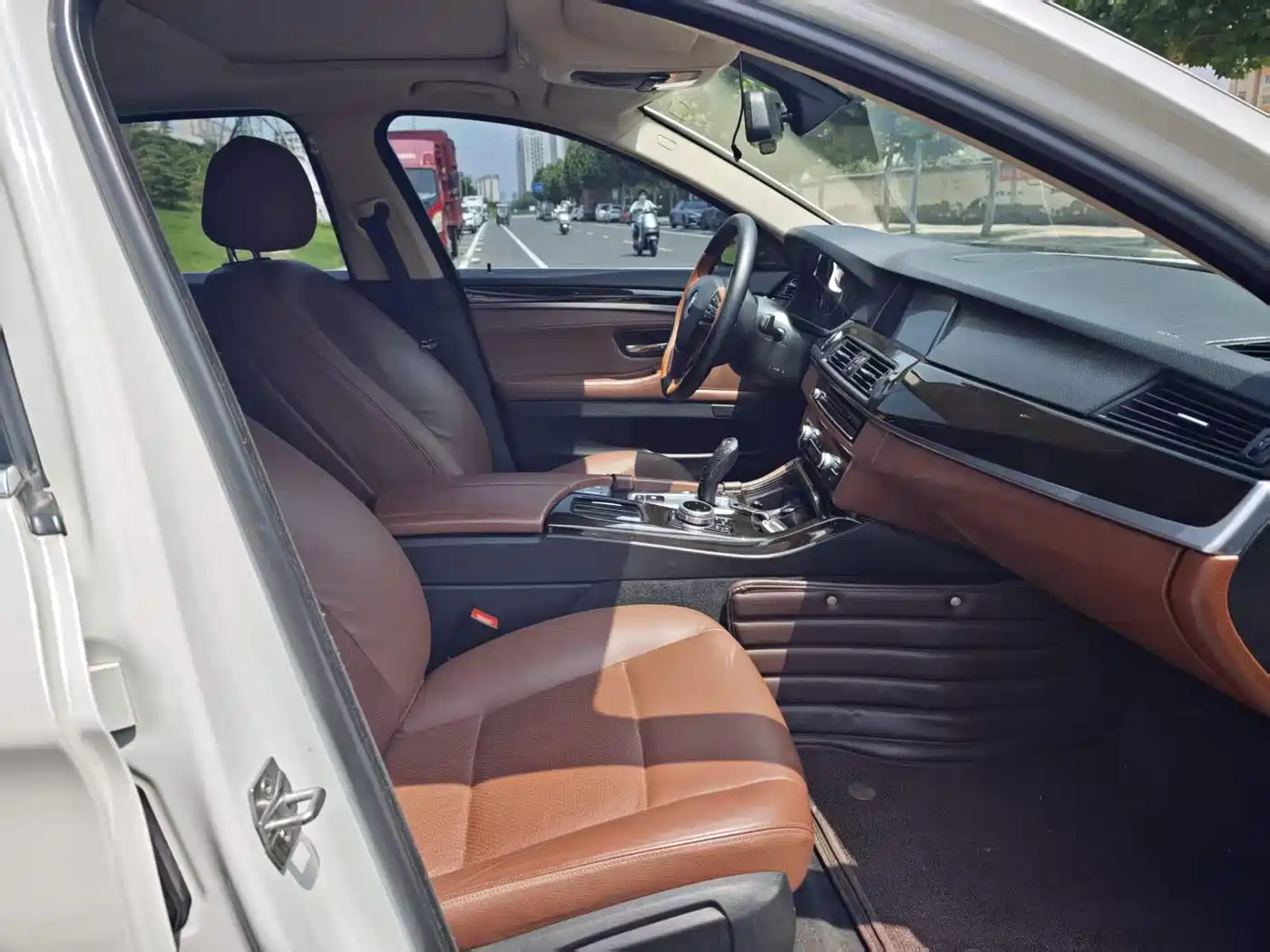 BMW 5 Series 2014 525Li Leading фото 9
