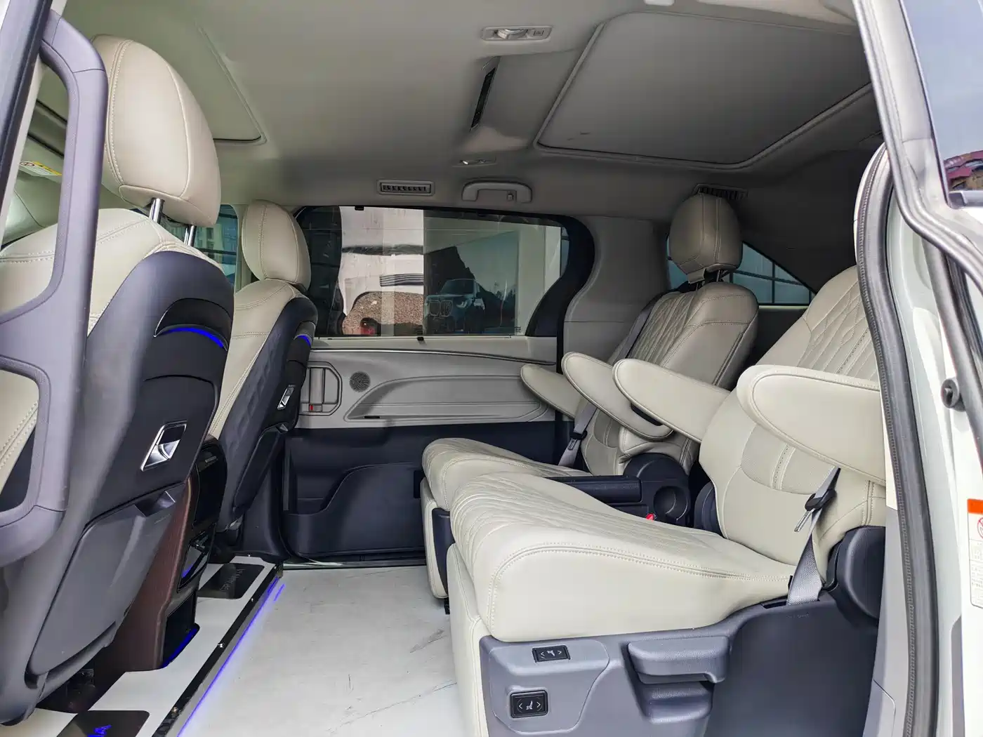 Toyota Granvia 2023 2.5L Hybrid Luxury Edition фото 19