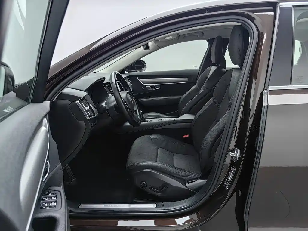 Фото 10 - Volvo S90