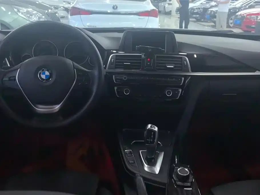 BMW 3 Series GT 2018 320i Fashion фото 12